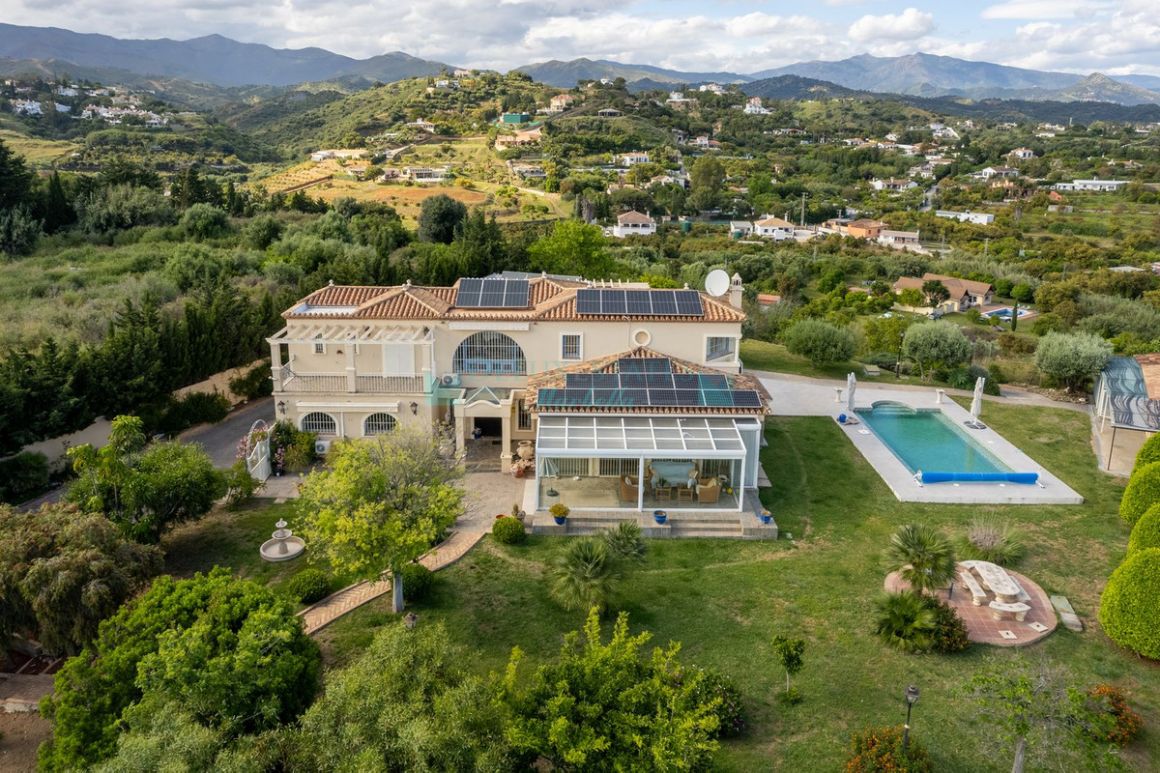 Villa for sale in Estepona