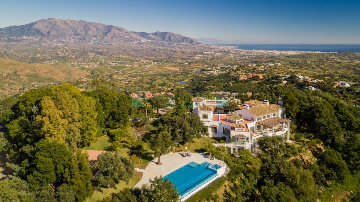 Villa for sale in La Mairena, Marbella East