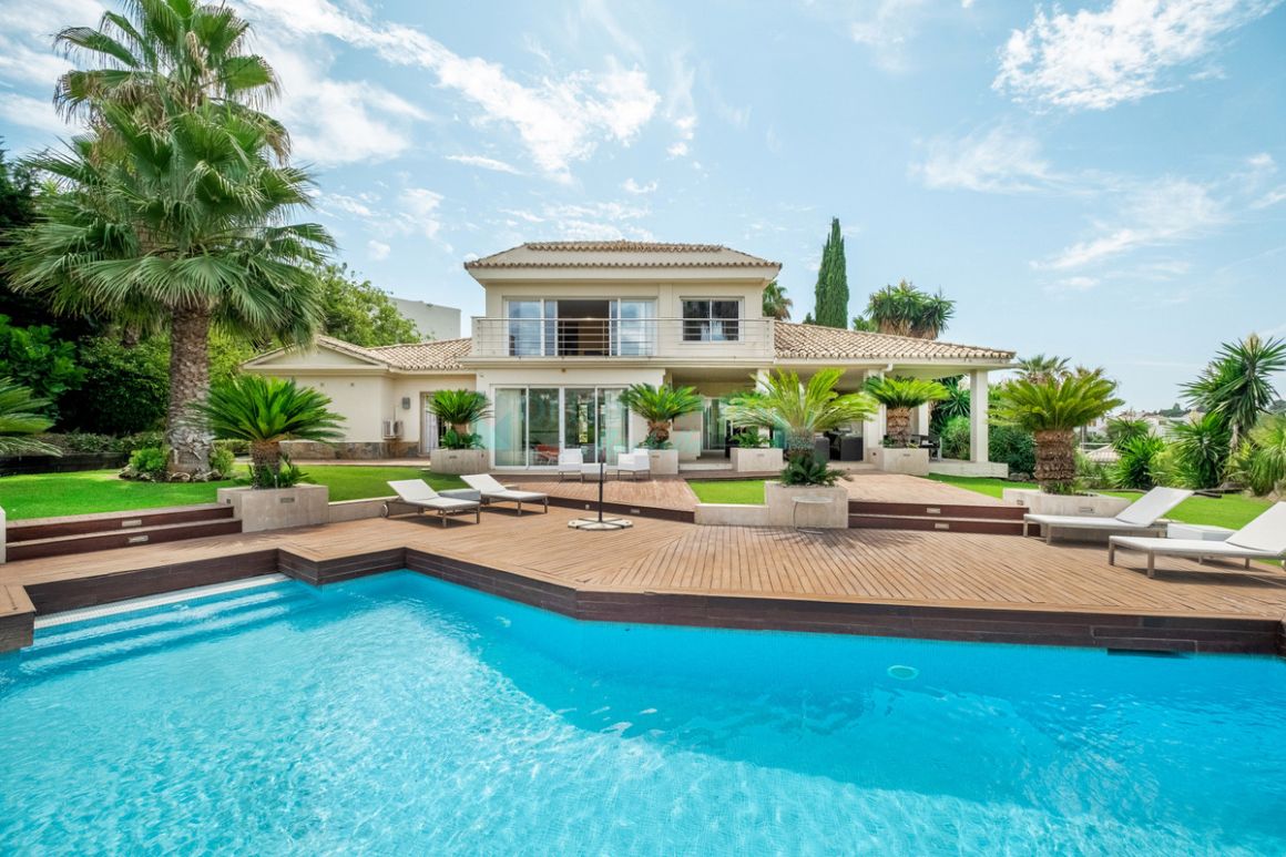 Villa for sale in Nueva Andalucia