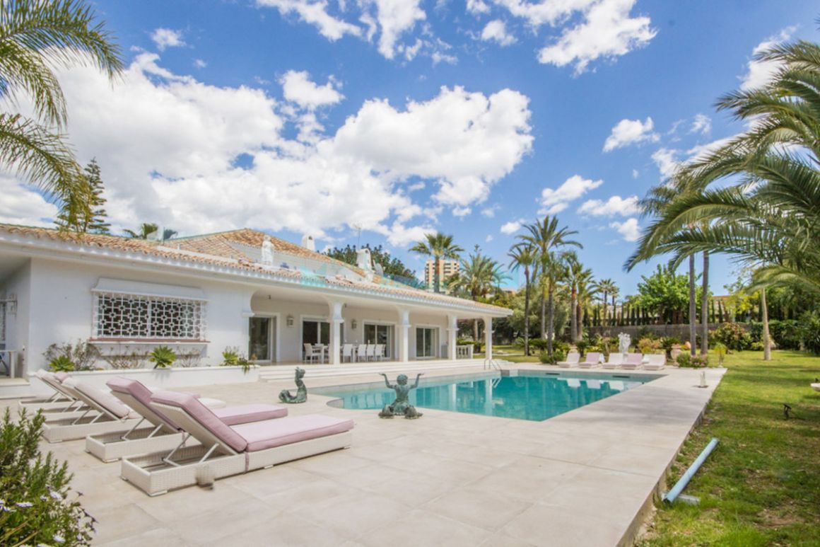 Villa for sale in Nueva Andalucia