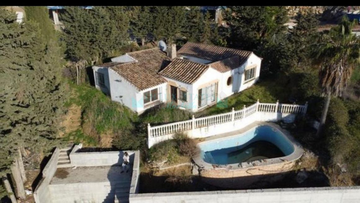 Villa for sale in Estepona