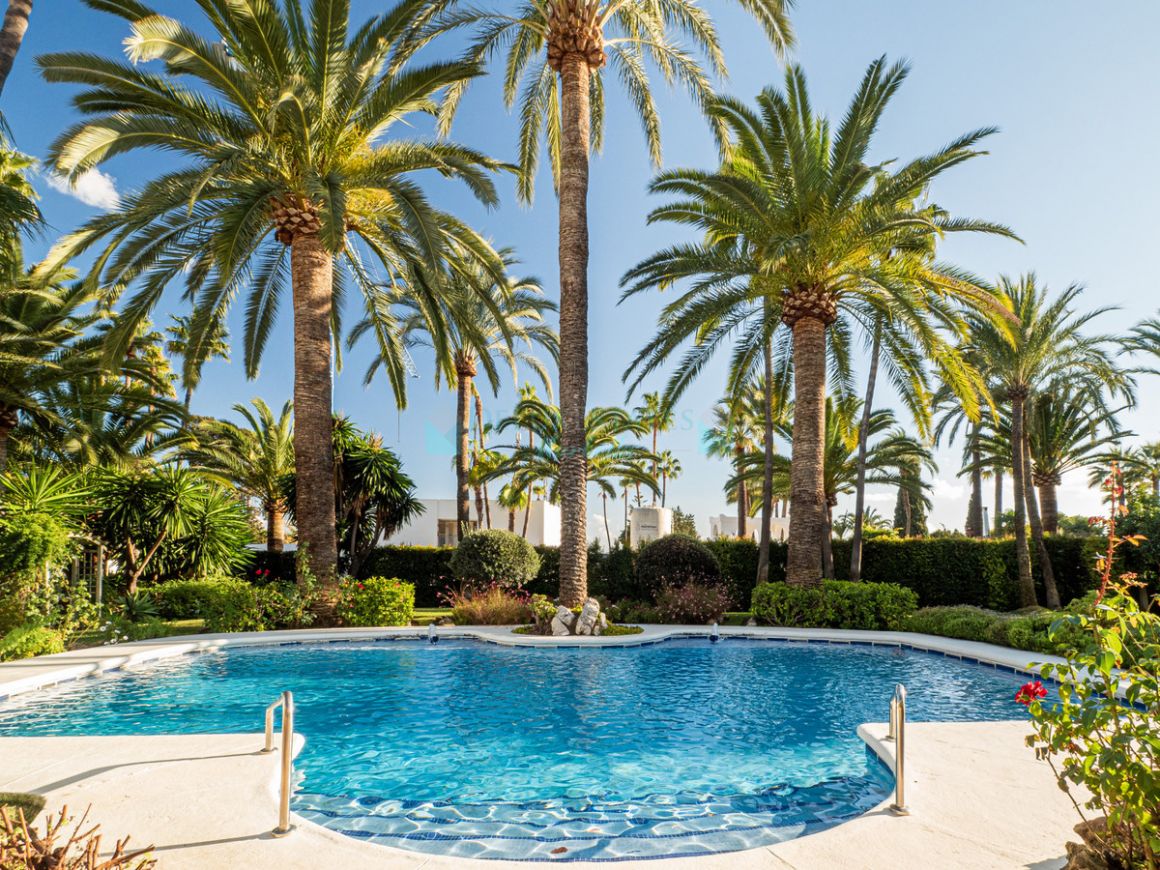 Villa for sale in El Paraiso, Estepona
