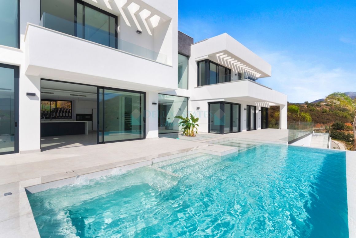 Villa for sale in Benahavis