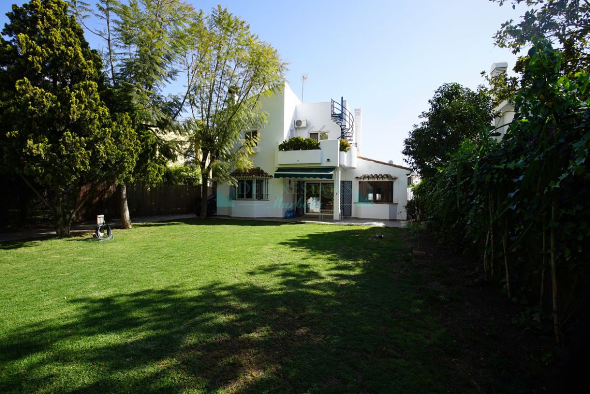 Villa for sale in Atalaya, Estepona