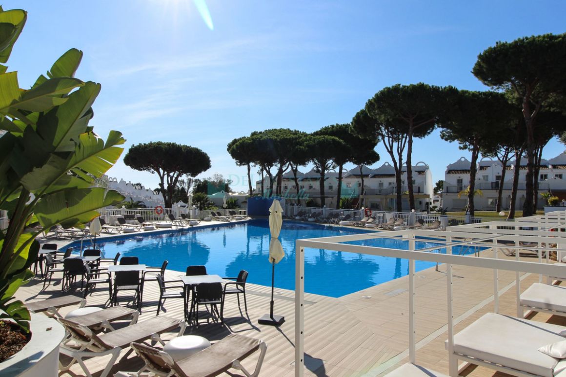 Town House for sale in Cabopino, Marbella East