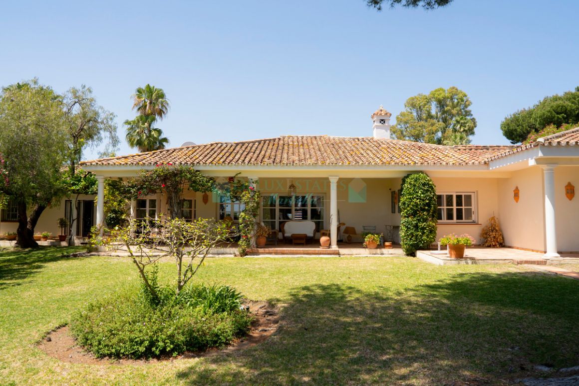 Villa for sale in El Paraiso, Estepona