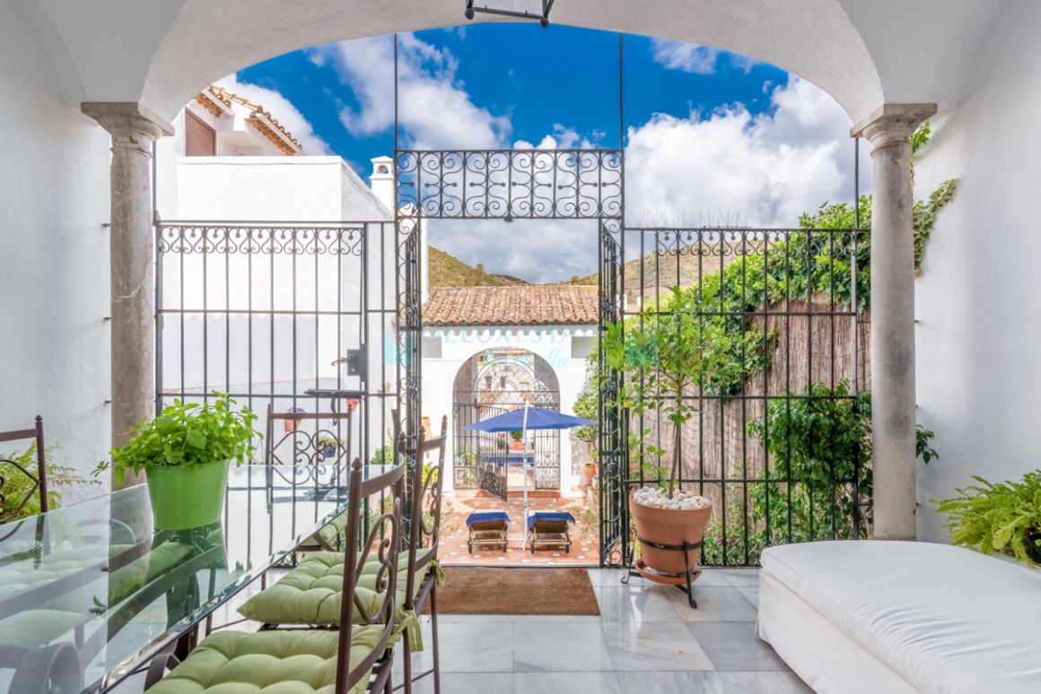 Semi Detached Villa for sale in Benahavis
