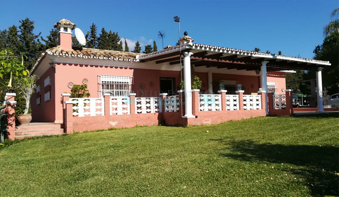 Finca for sale in Estepona
