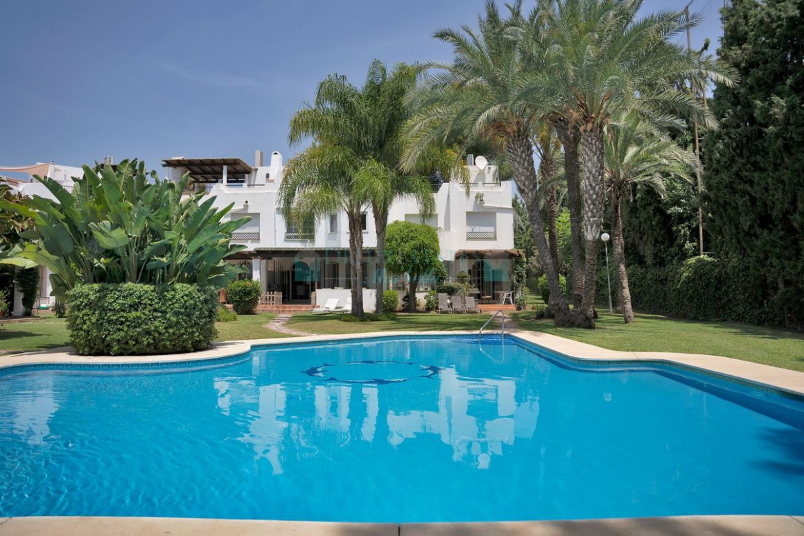 Town House for sale in Nueva Andalucia