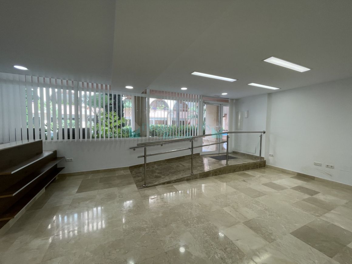 Office for sale in Nueva Andalucia