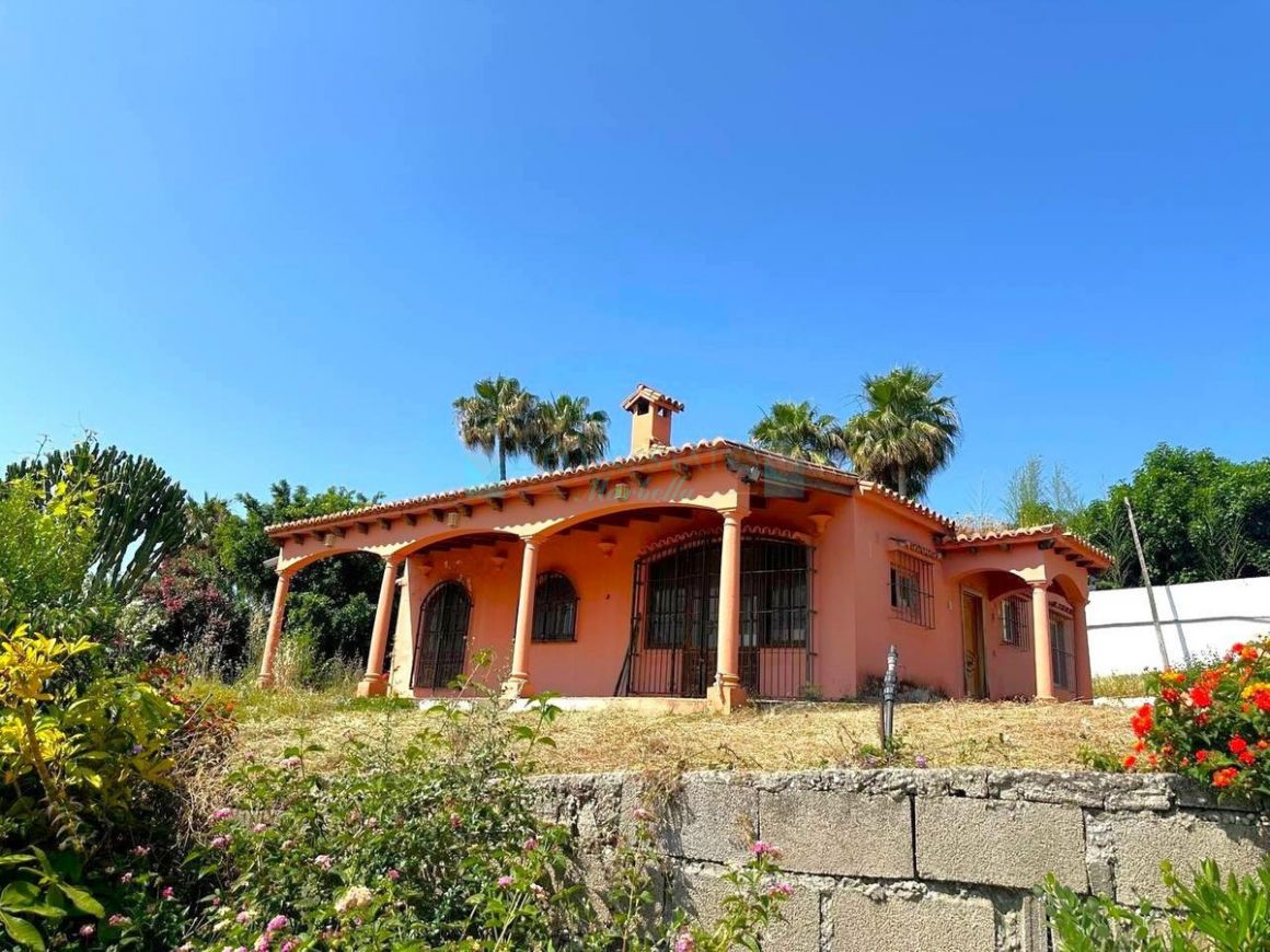 Villa for sale in El Padron, Estepona