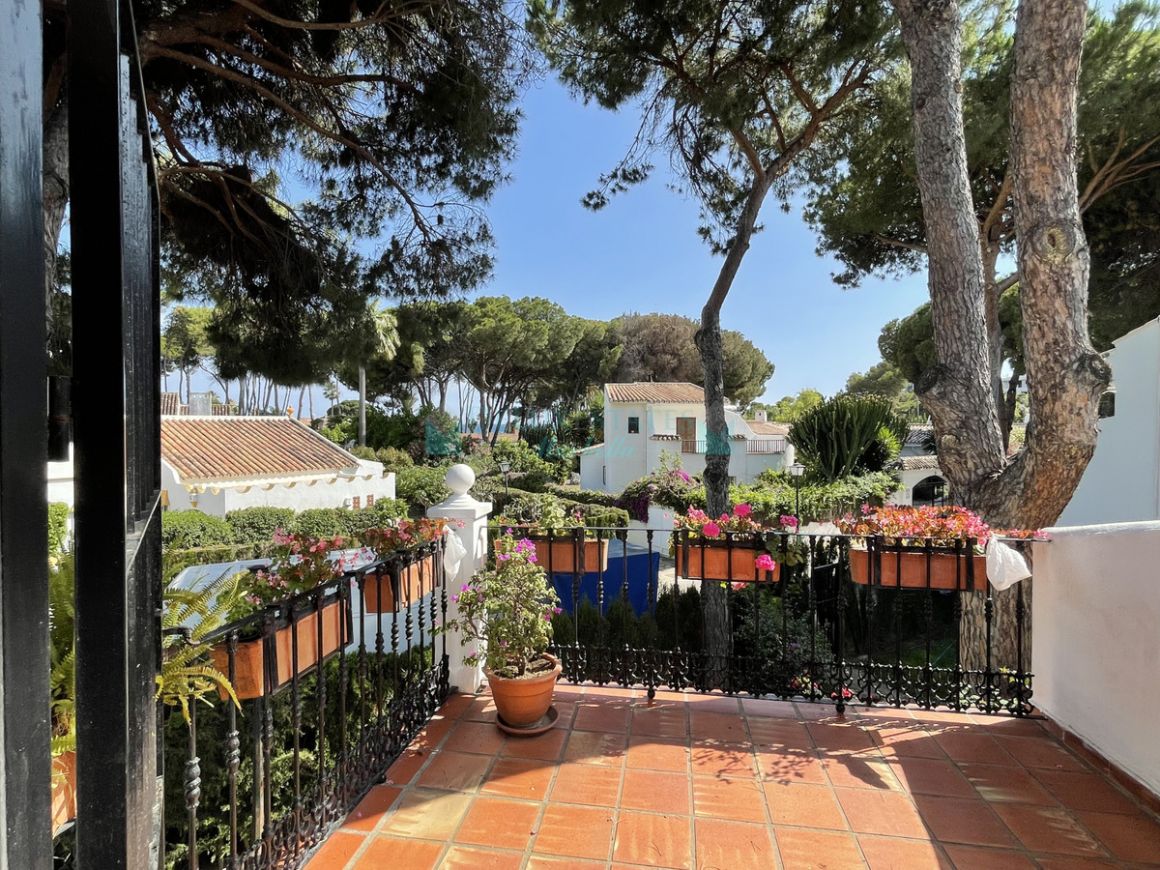 Town House for sale in Benamara, Estepona