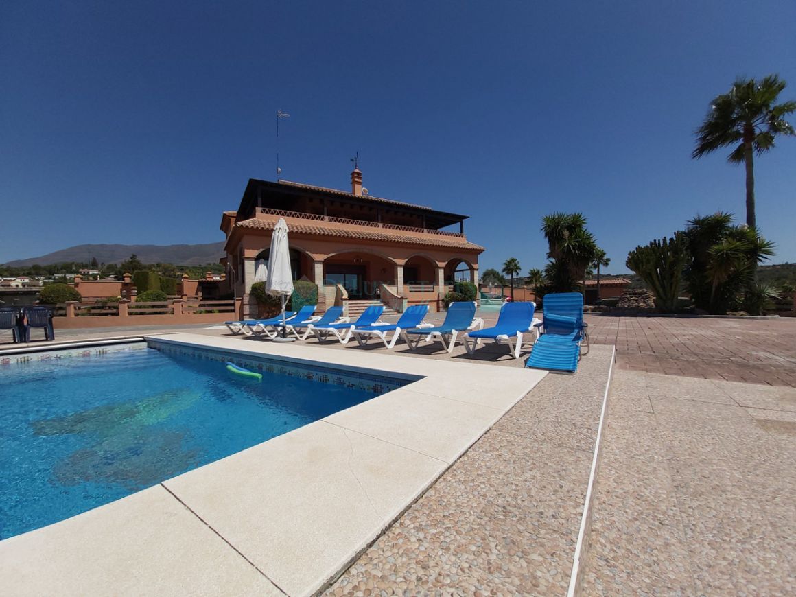 Villa for sale in Estepona