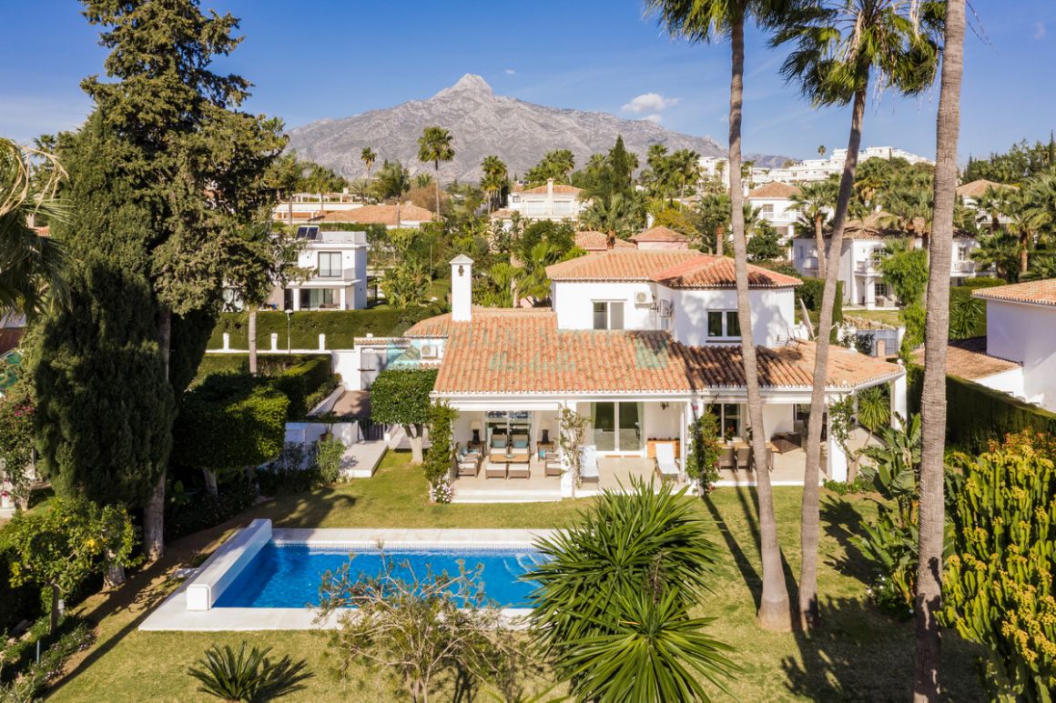 Villa for sale in Las Brisas, Nueva Andalucia