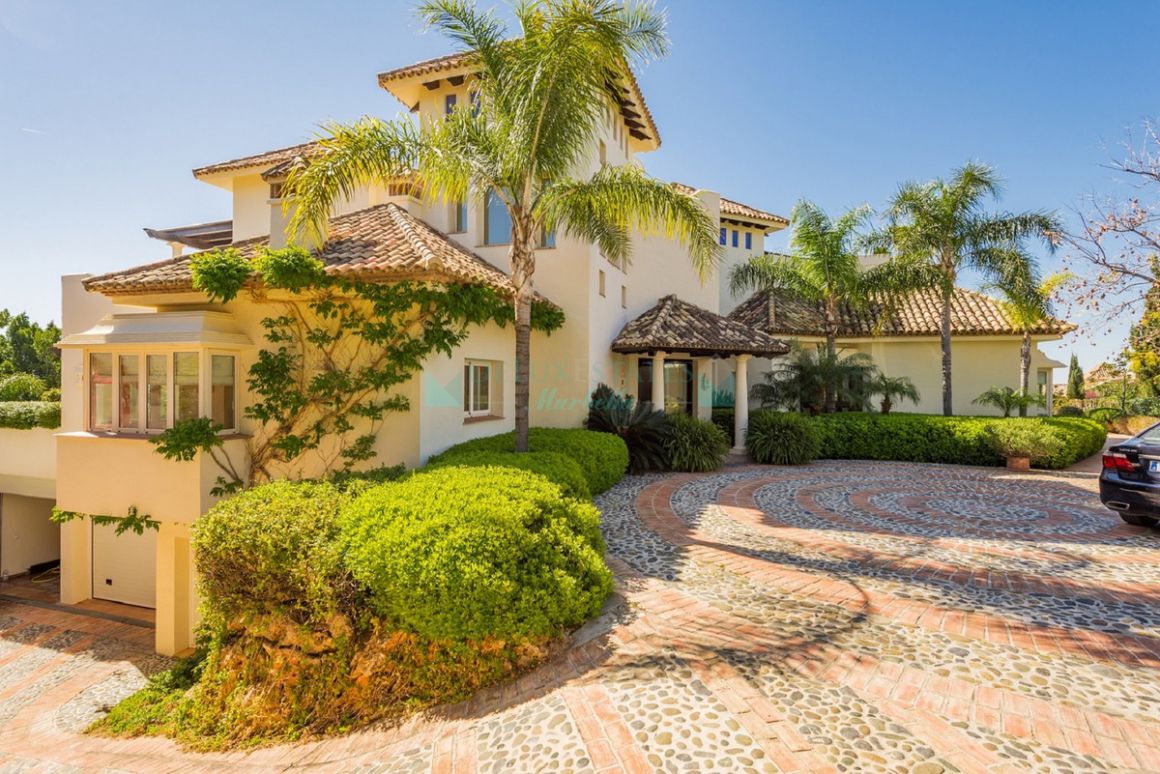Villa for sale in Monte Halcones, Benahavis