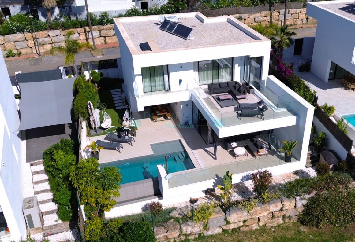 Villa for sale in Atalaya, Estepona
