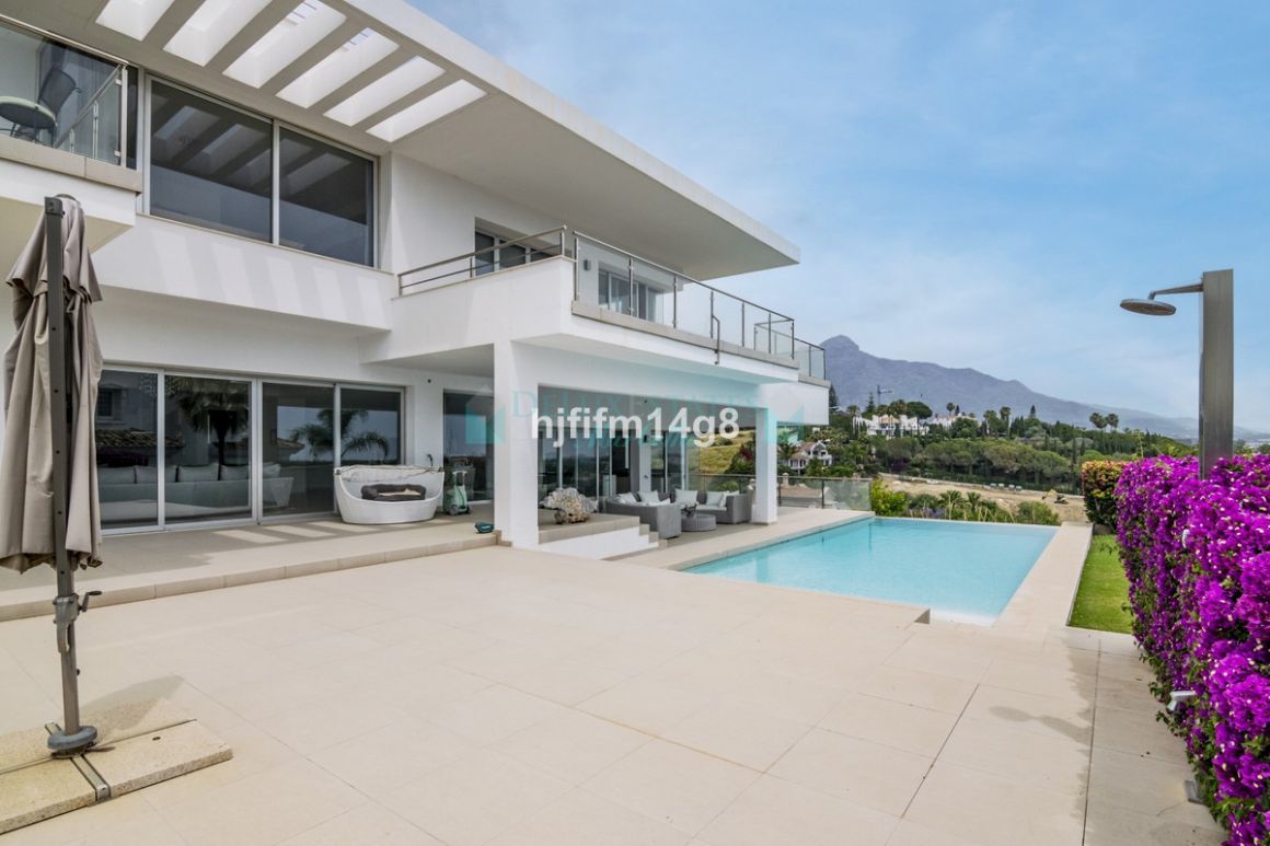 Villa for sale in Nueva Andalucia