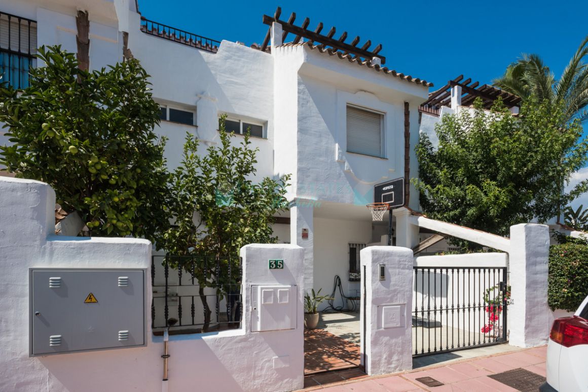 Town House for sale in Nueva Andalucia