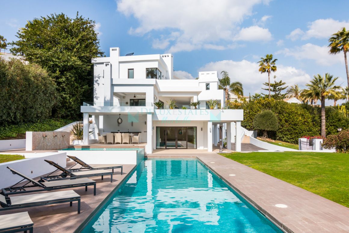 Villa for sale in Las Brisas, Nueva Andalucia