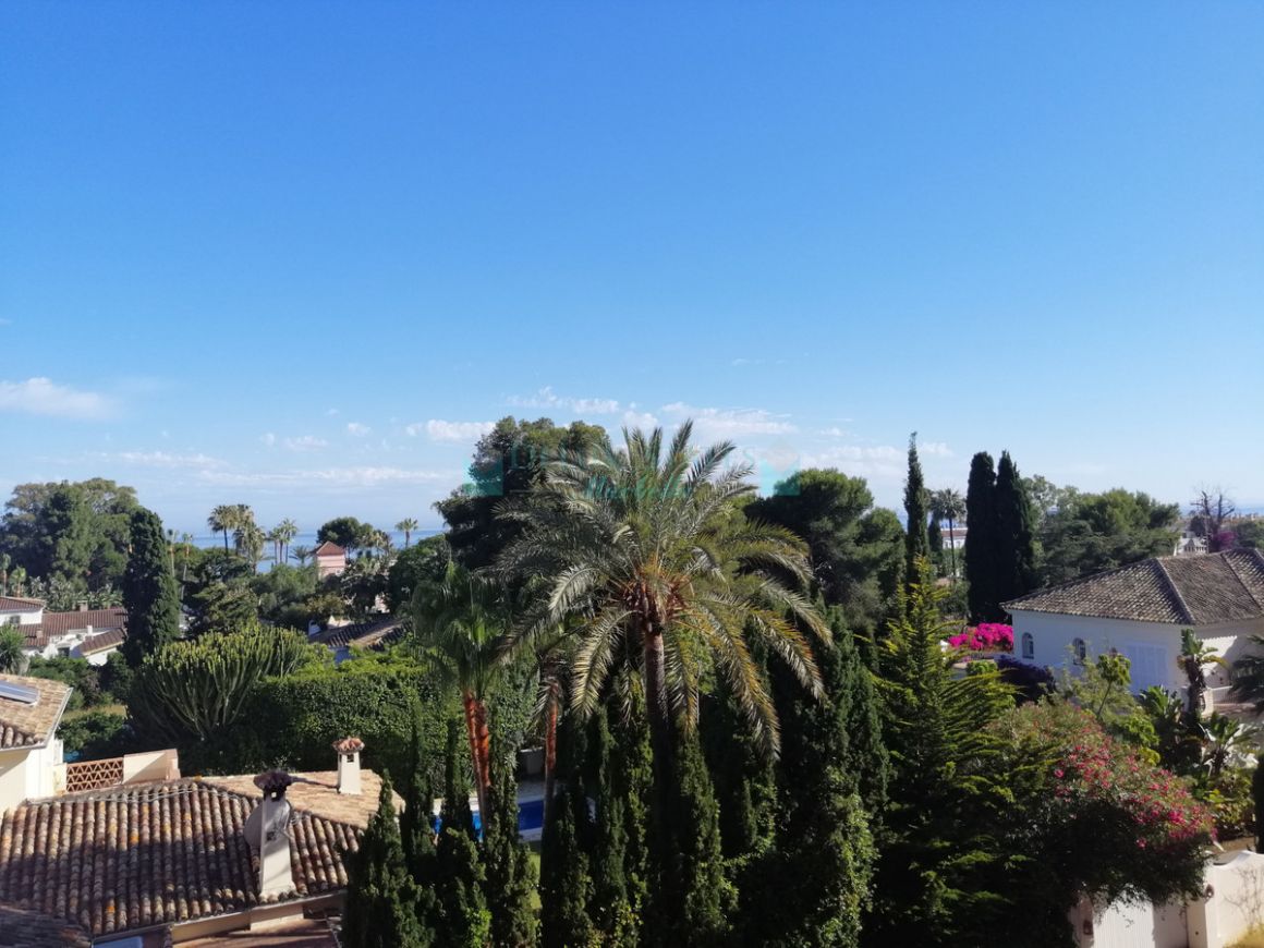 Hotel for sale in Estepona