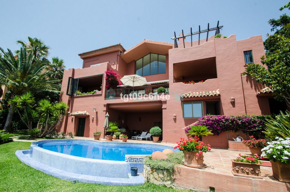 Villa for sale in La Mairena, Marbella East