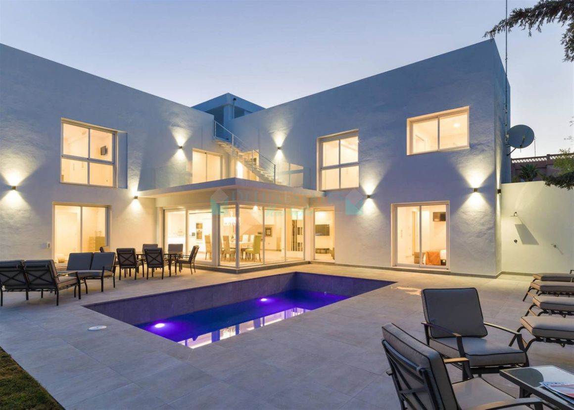 Villa for sale in Nueva Andalucia