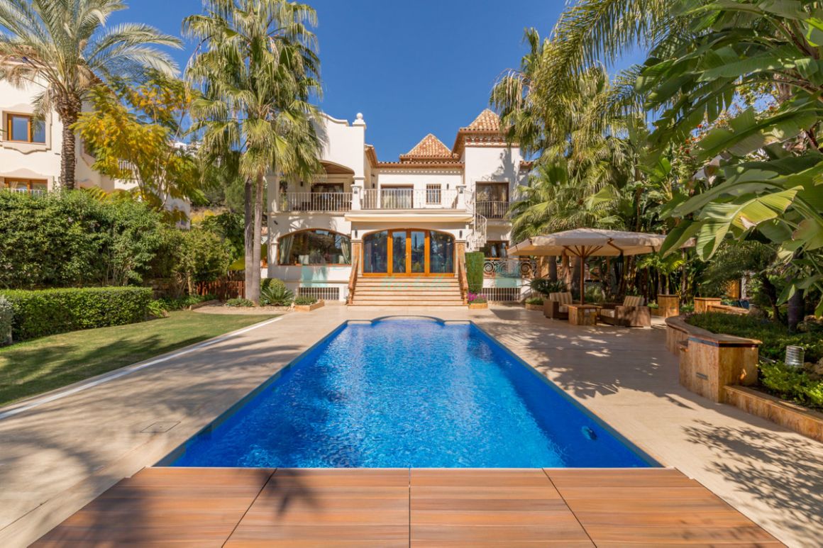 Villa for sale in Los Arqueros, Benahavis
