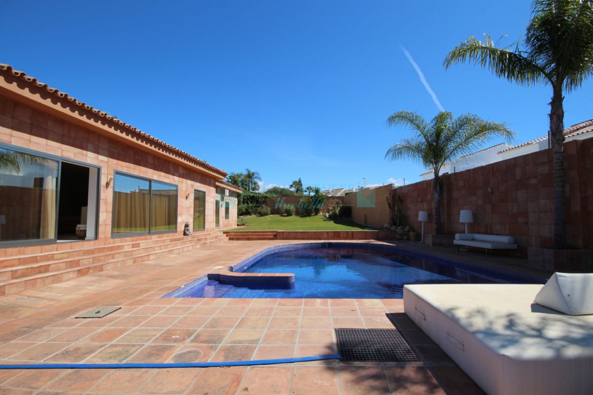 Villa for rent in Atalaya, Estepona