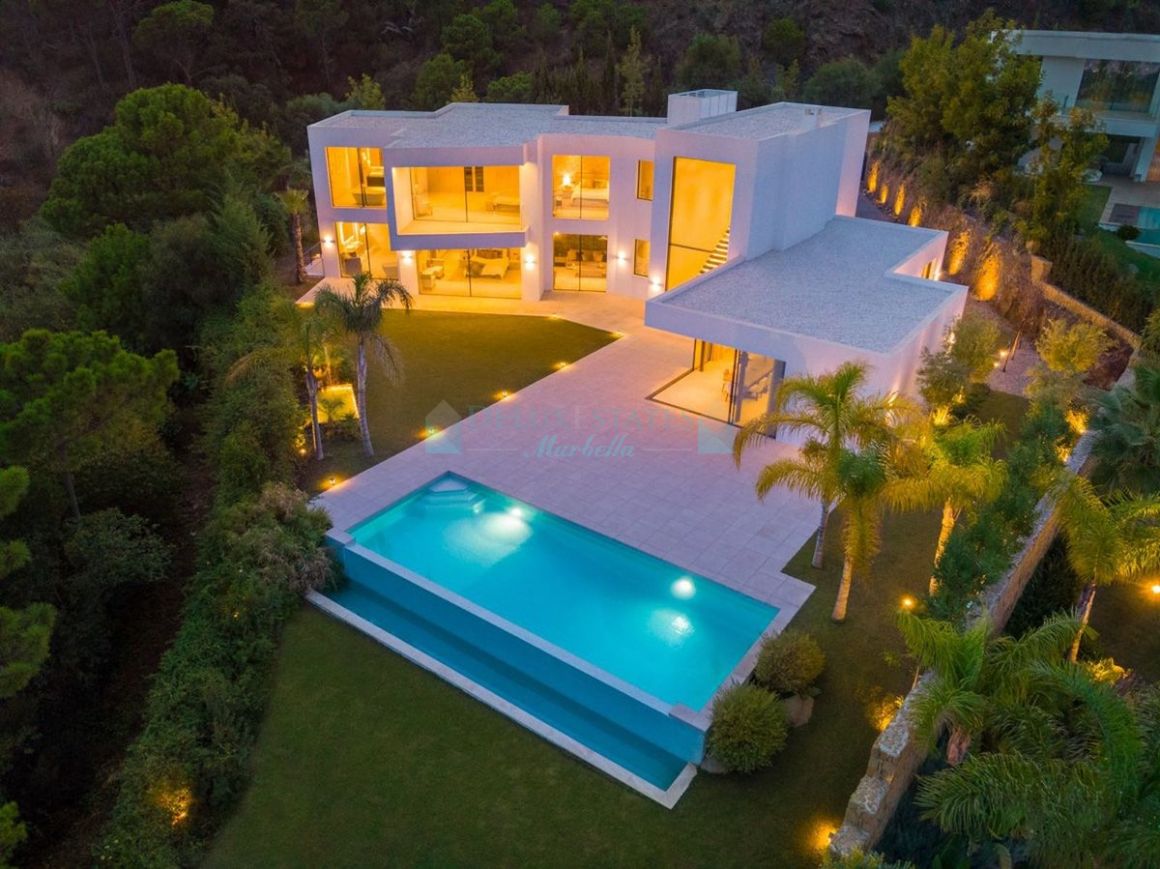 Villa for sale in El Madroñal, Benahavis