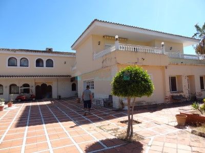 Villa for sale in  Atalaya, Estepona