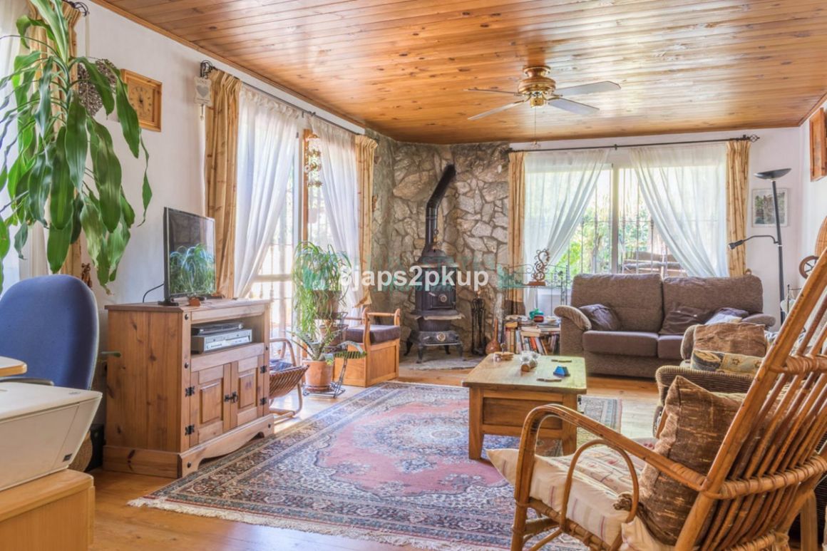 Finca for sale in Estepona