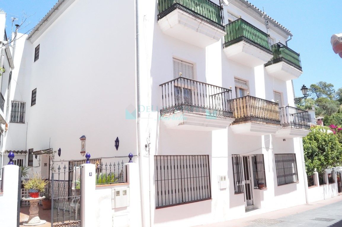 Semi Detached Villa for sale in Benahavis