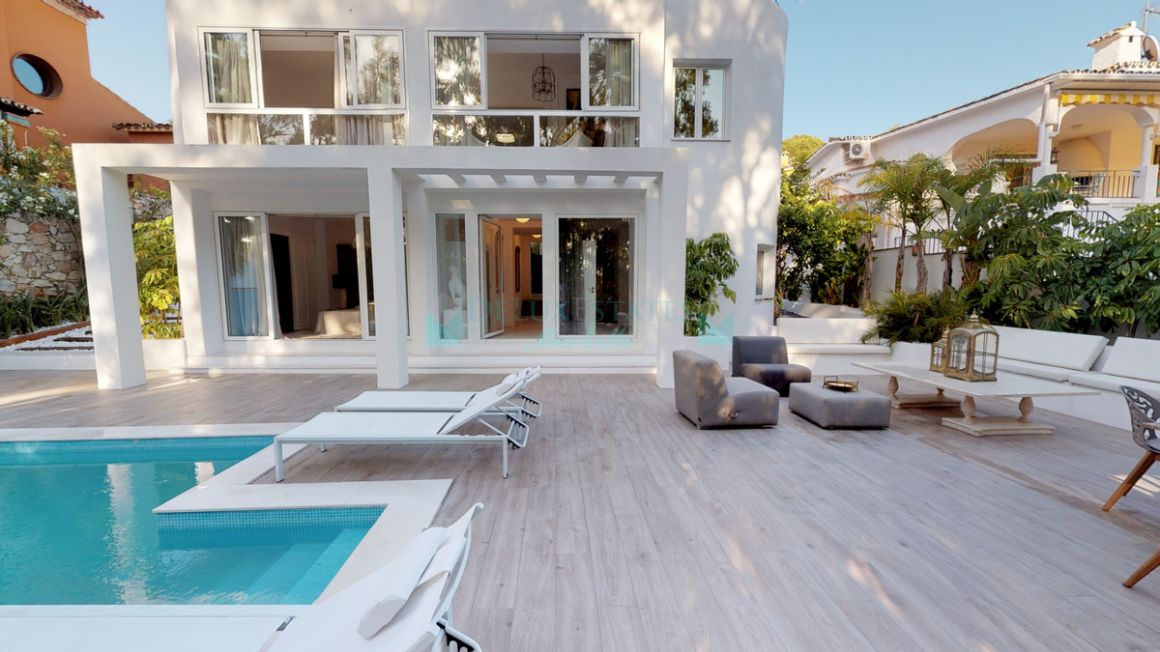 Villa for sale in Nueva Andalucia