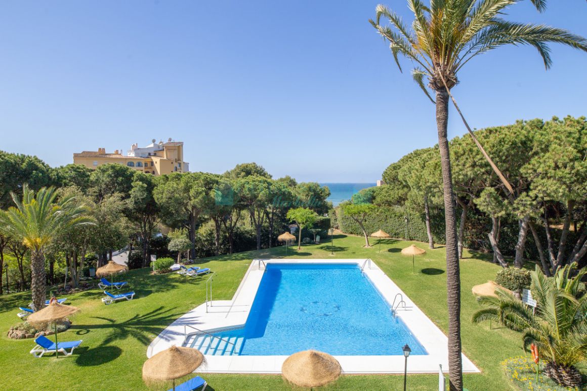 Apartment for rent in Cabopino, Marbella East