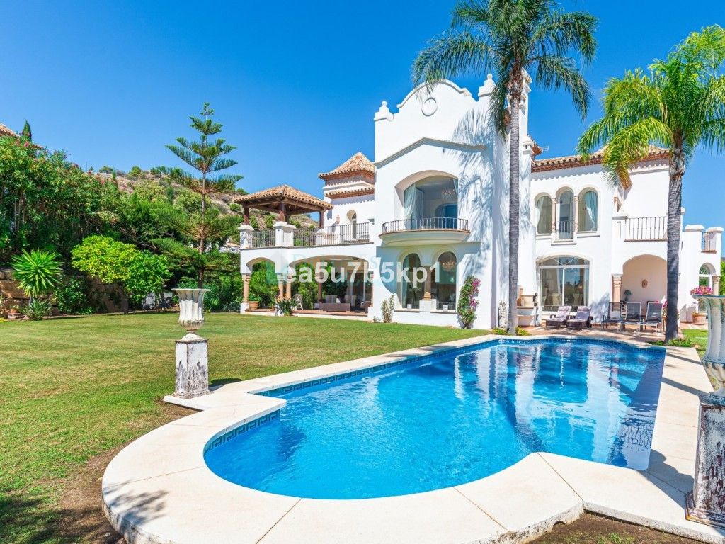 Villa for sale in Benahavis