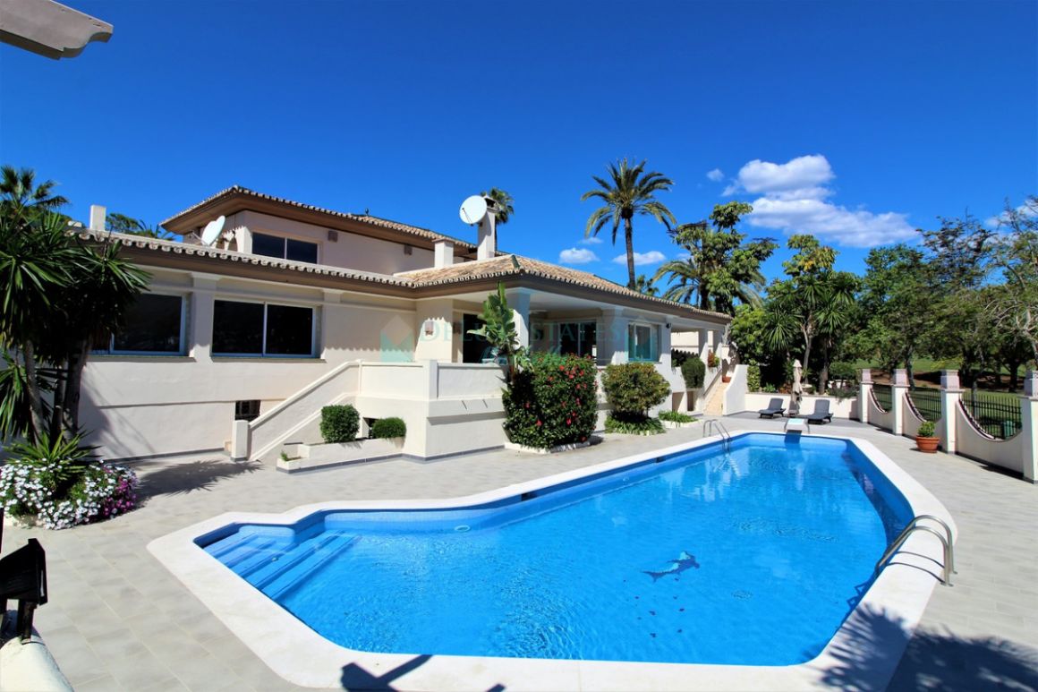 Villa for sale in Nueva Andalucia