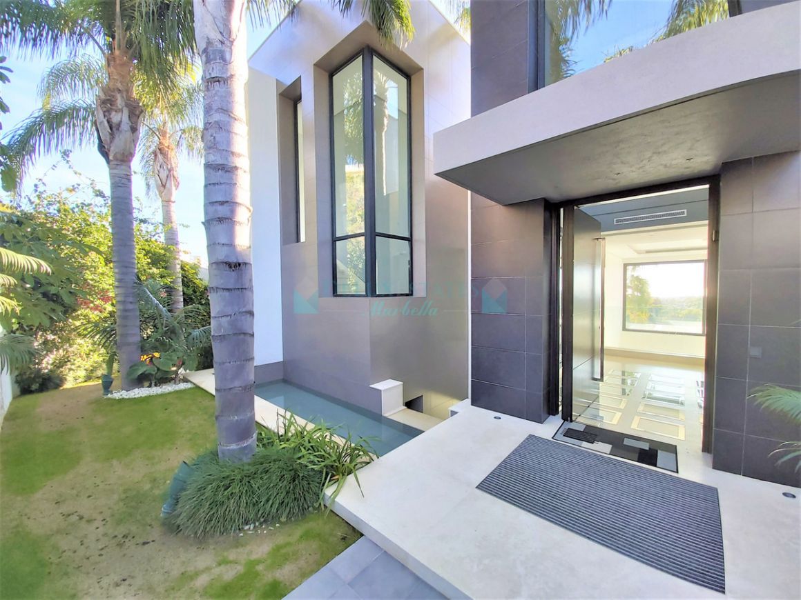 Villa for sale in Los Flamingos, Benahavis