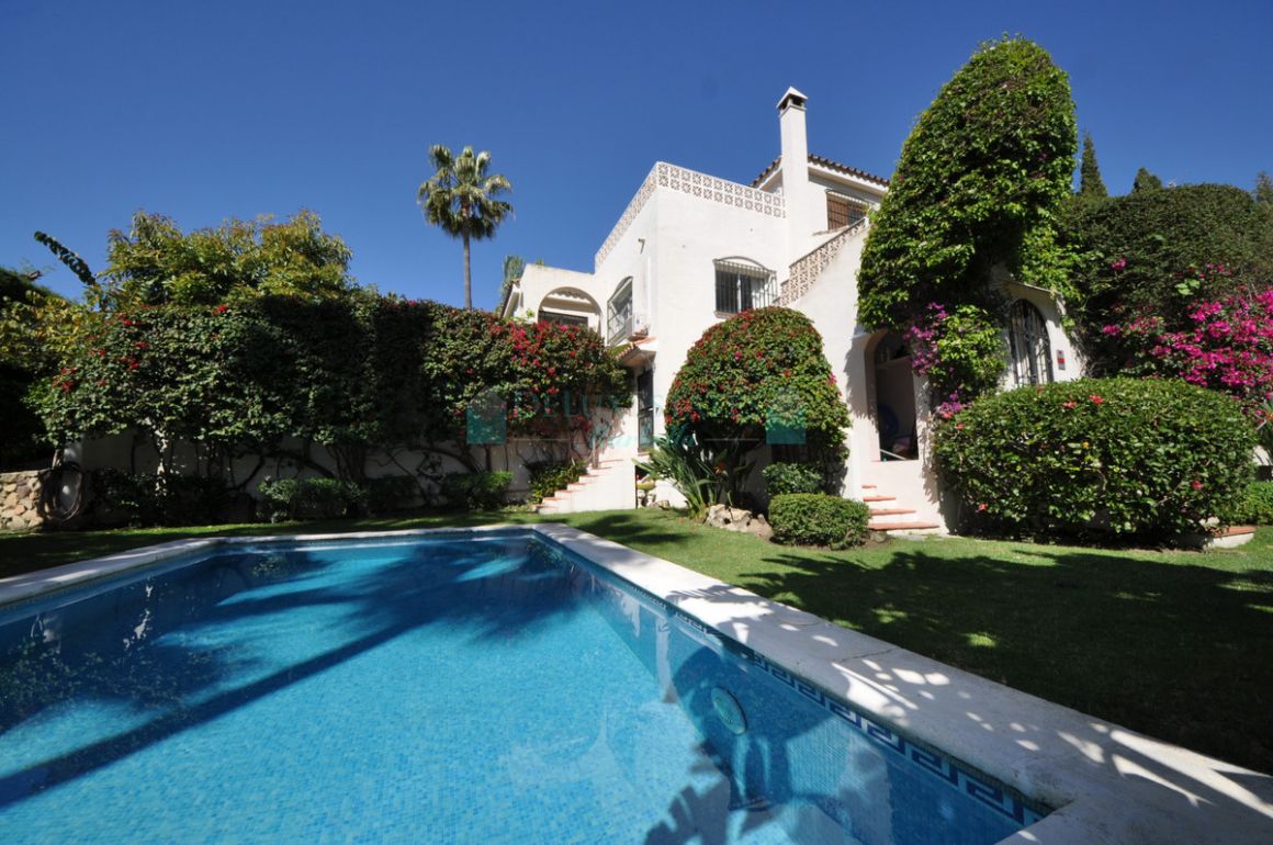 Villa for sale in Nueva Andalucia