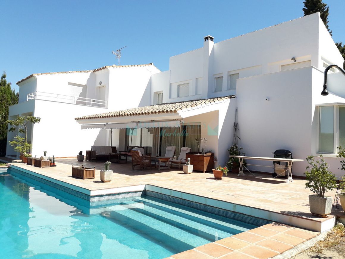 Villa for sale in Atalaya, Estepona