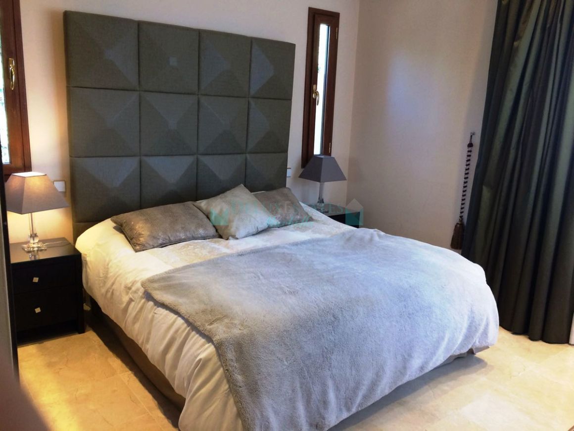 Villa for sale in Nueva Andalucia
