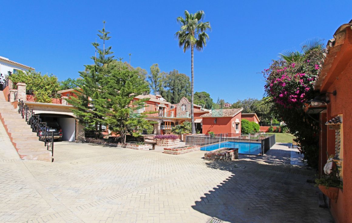 Villa for sale in Benahavis