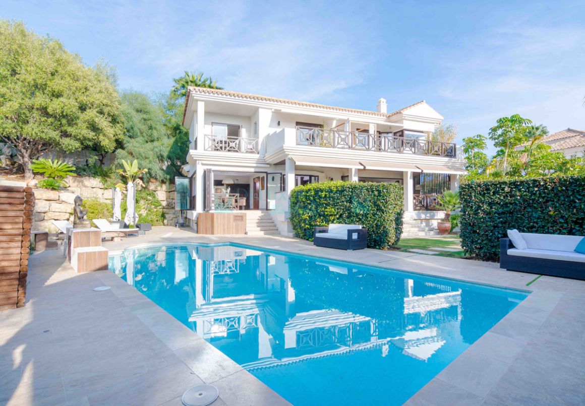 Villa for sale in Nueva Andalucia