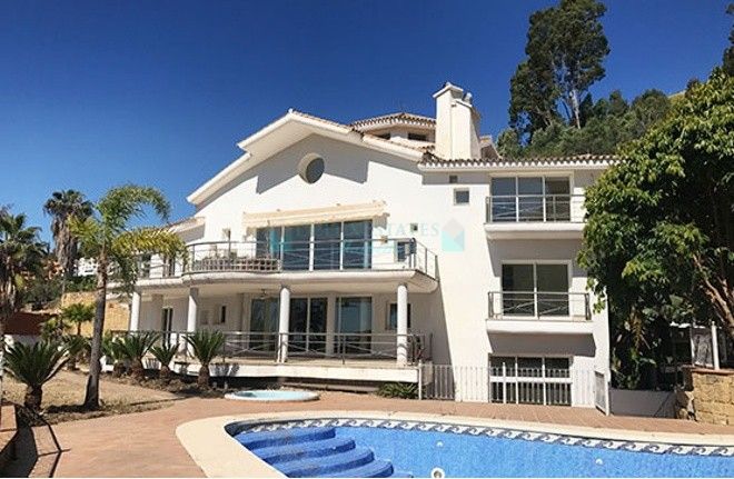 Villa for sale in  El Almendro, Benahavis