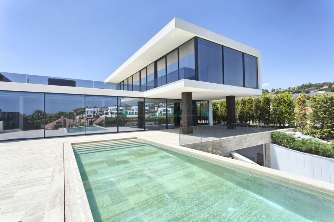 Villa for sale in Nueva Andalucia