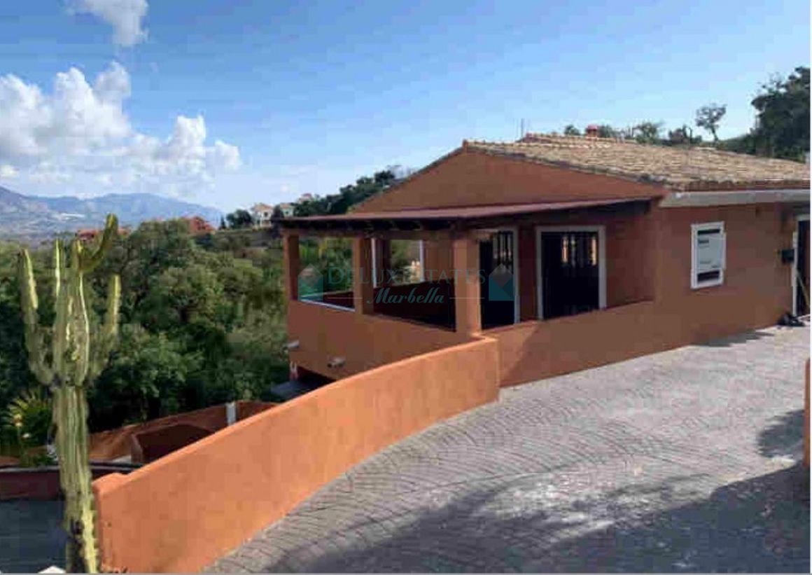 Villa for sale in La Mairena, Marbella East