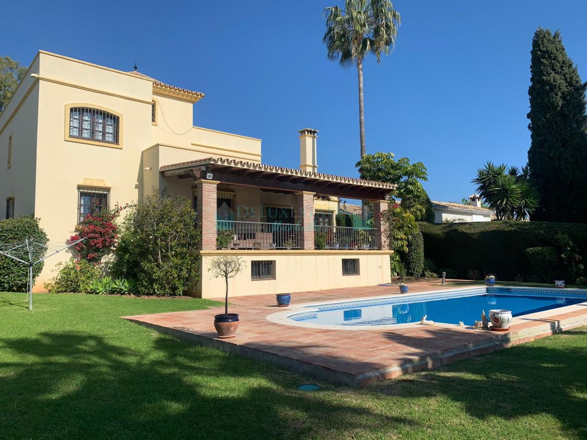 Villa for sale in Atalaya, Estepona