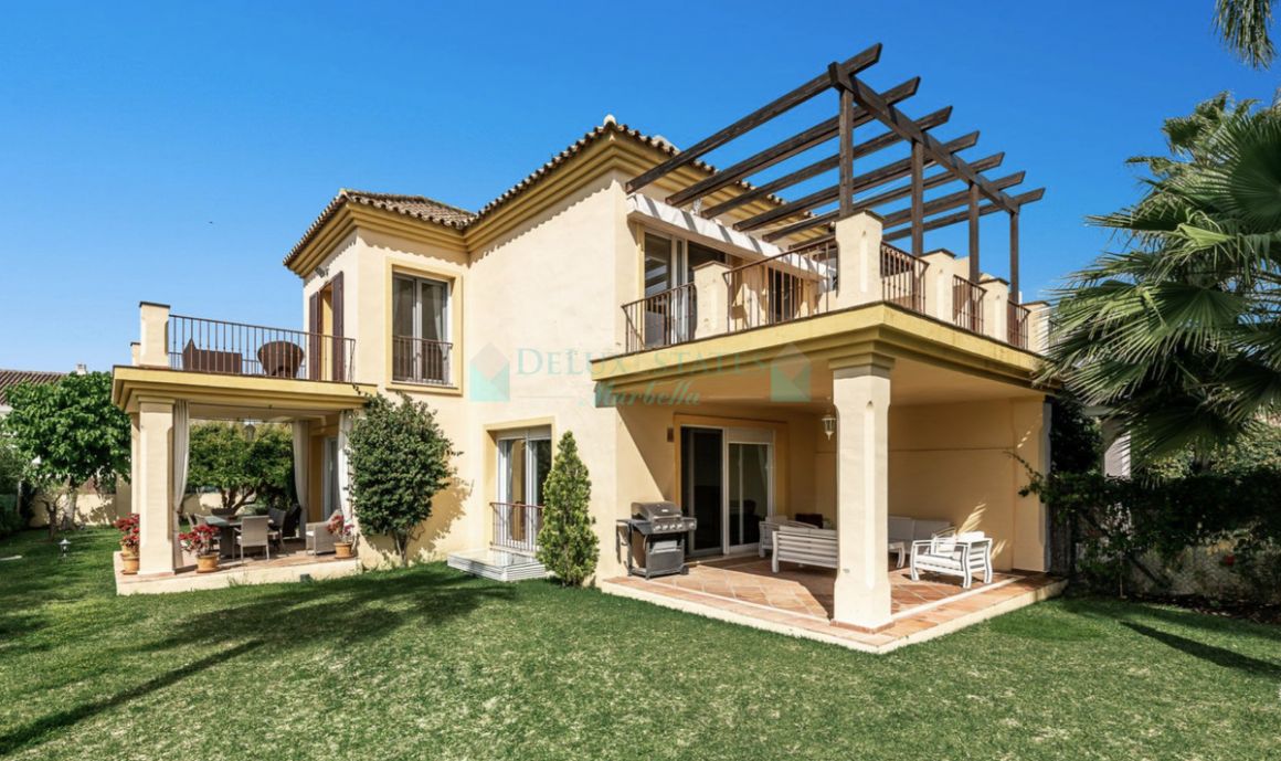 Villa for sale in Nueva Andalucia