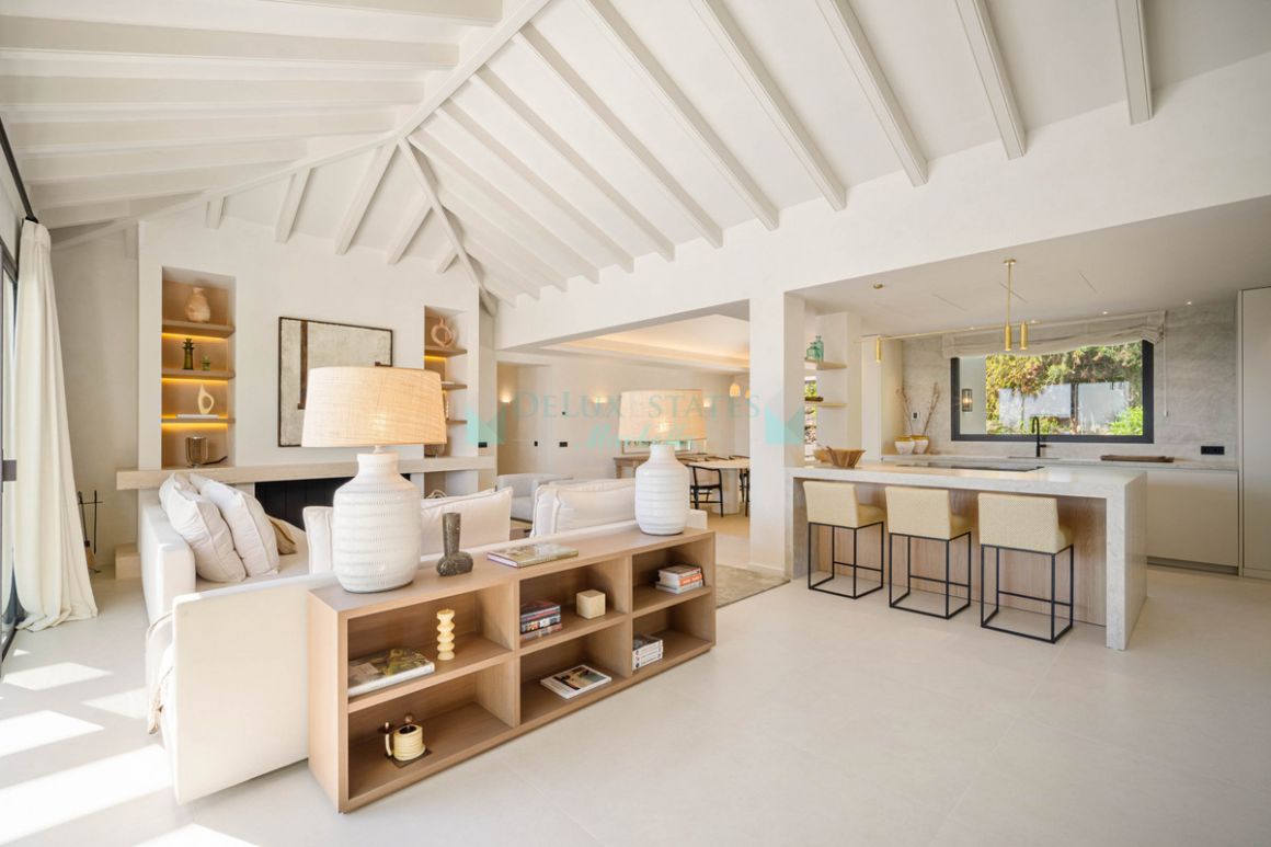 Villa for sale in Nueva Andalucia