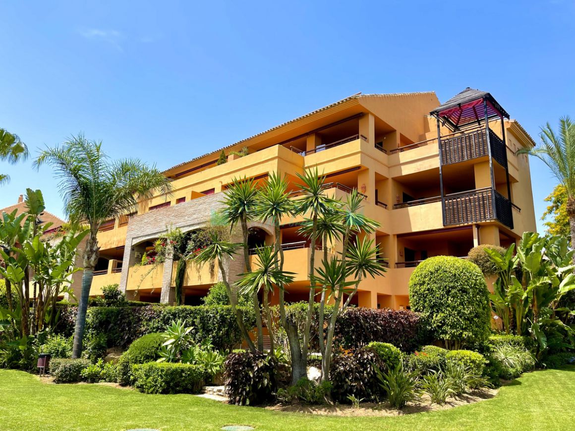 Ground Floor Apartment for sale in Bahia de Marbella, Marbella East