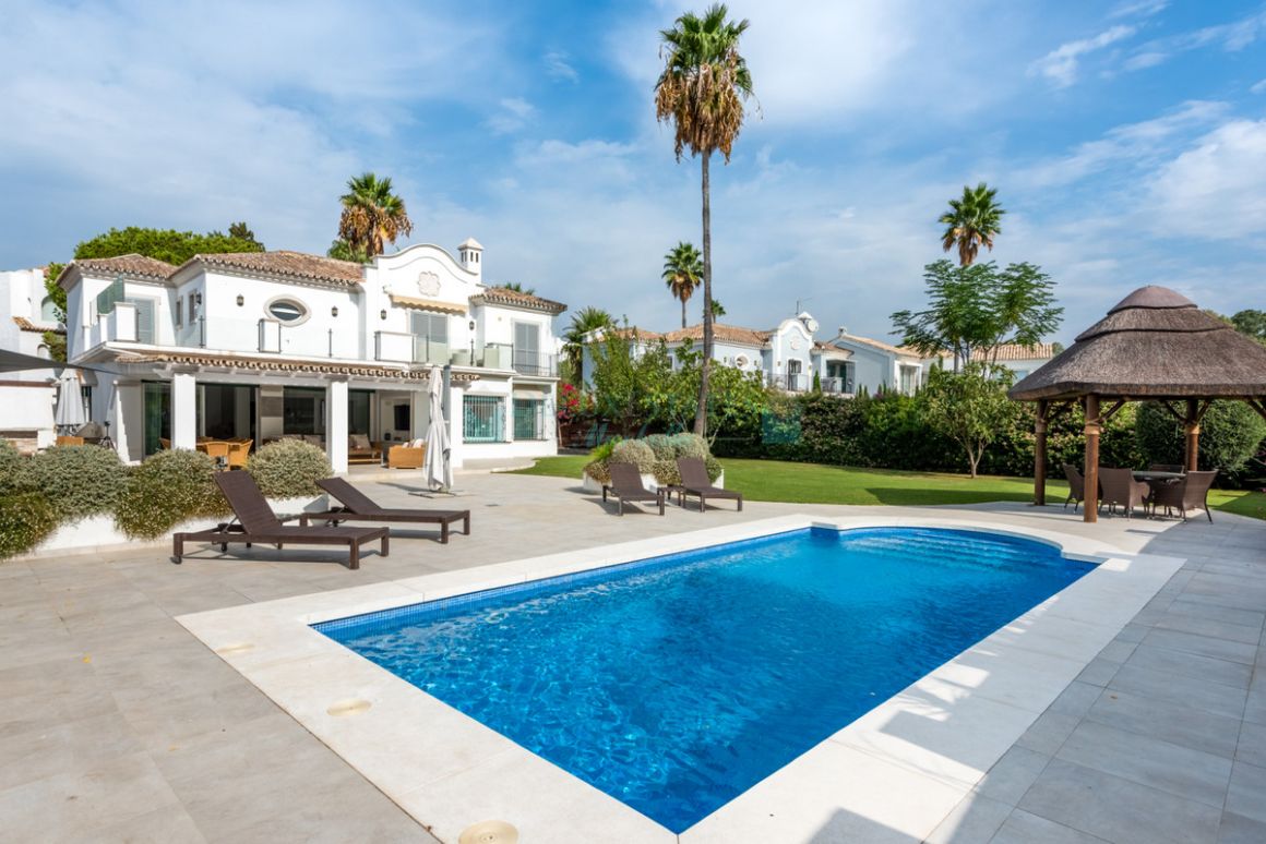 Villa for sale in Estepona